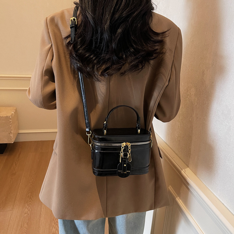 2025 nuevo bolso de mano de moda, bolso de hombro casual, nicho, bolso de caja.