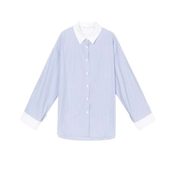 青と白のストライプは色の長袖のシャツの女性にぶつかります。