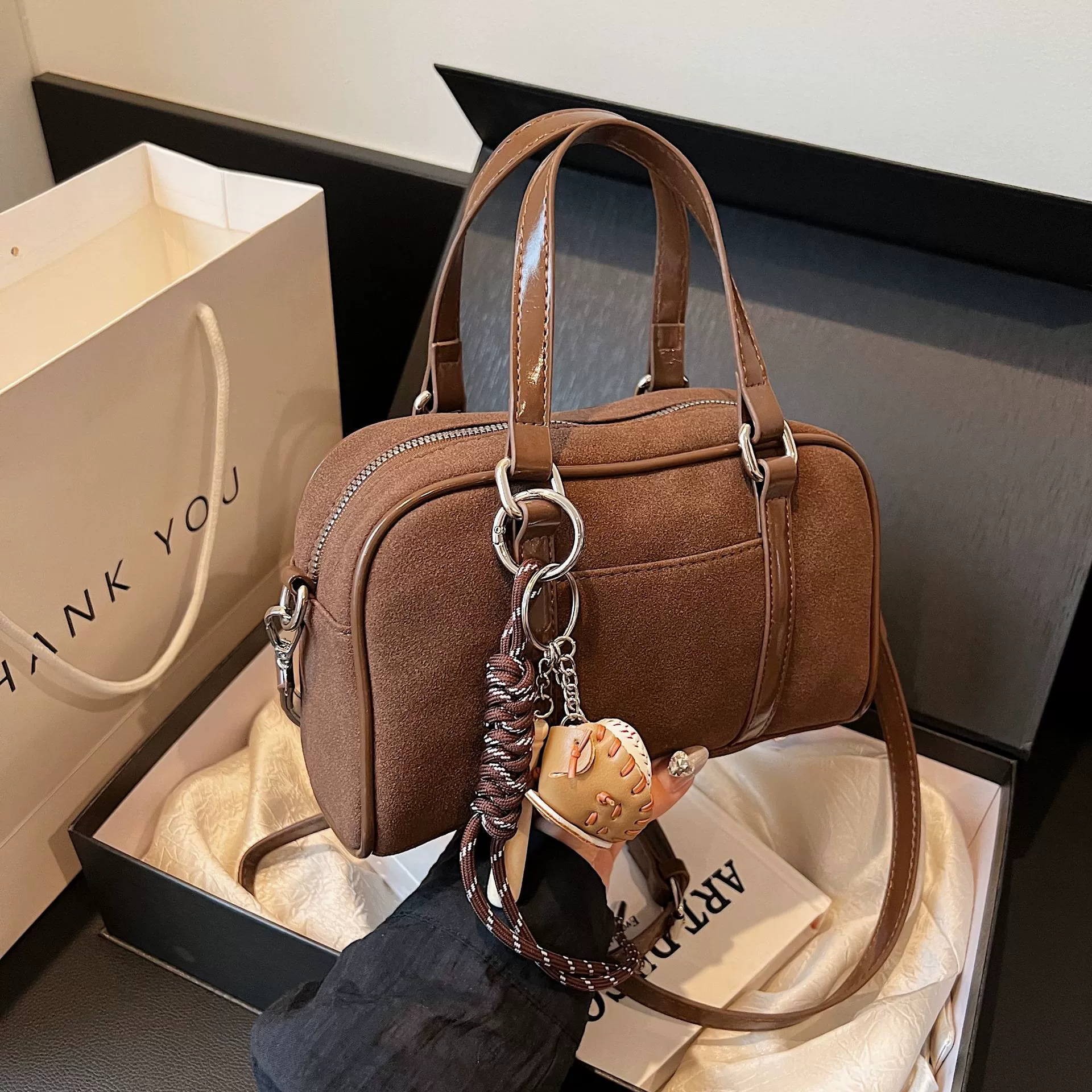 Capacious retro one-shoulder bag for leisure
