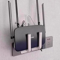 無線ルータは棚を置いて壁に固定してwifiの棚を貼って穴を開けないで壁掛け式の光猫の収納箱を置きます。