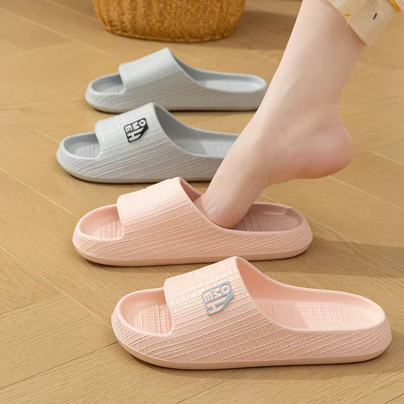Новый стиль домашние холодные тапочки дамы лето 2024 новая внутренняя ванная противоскользящая пара толстой подошвы минималистичные тапочки