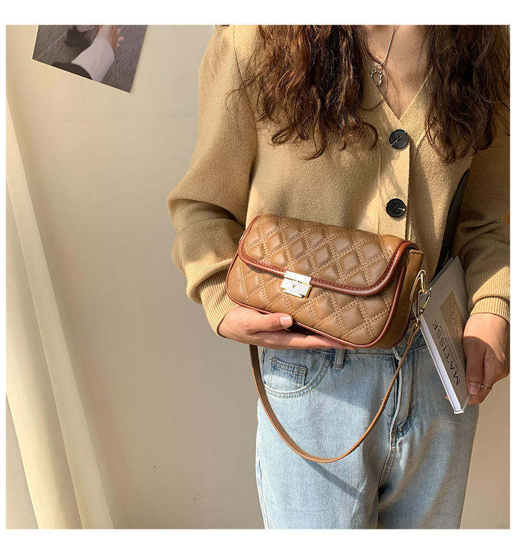 Classic Style Diamond Embroidery Thread Small Bag 2021 New Autumn And Winter Women's Bags Ins Messenger Bag Shoulder Underarm Small Square Bag display picture 12