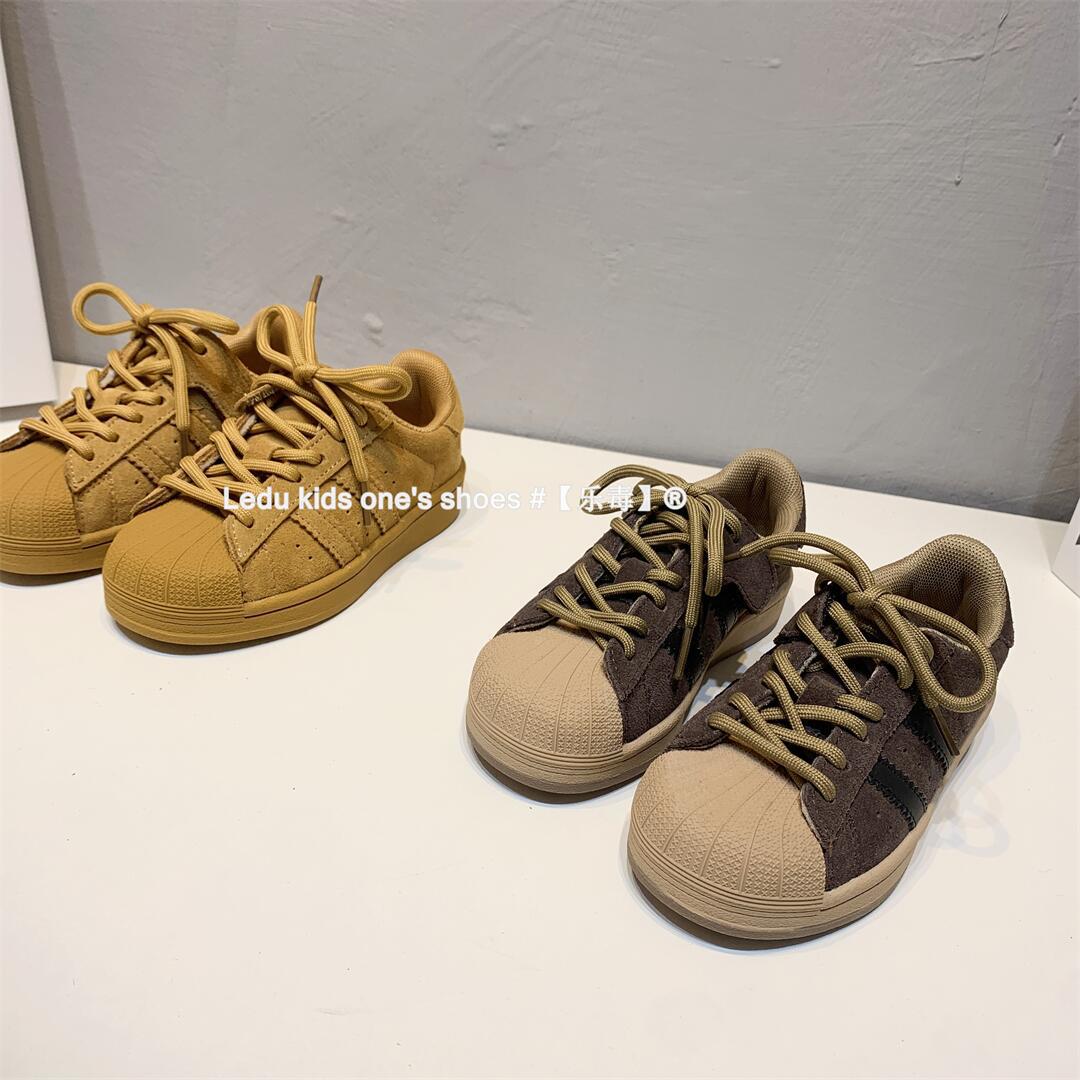 Zapatos de tacón de piel de vaca para niños 2023 Primavera y otoño Nueva zapatilla de deporte para niños de estilo coreano zapatos de bebé para niñas medianas y grandes para niños