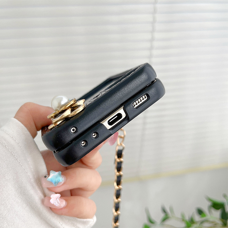 Funda para samsung z flip de piel con correa de cadena perlas_voghion.com