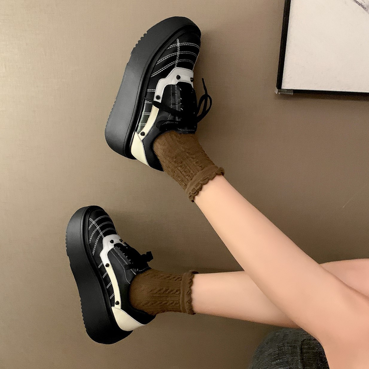 Giày sneaker nữ đế dày da bò phối màu dây buộc phong cách thể thao — màu đen