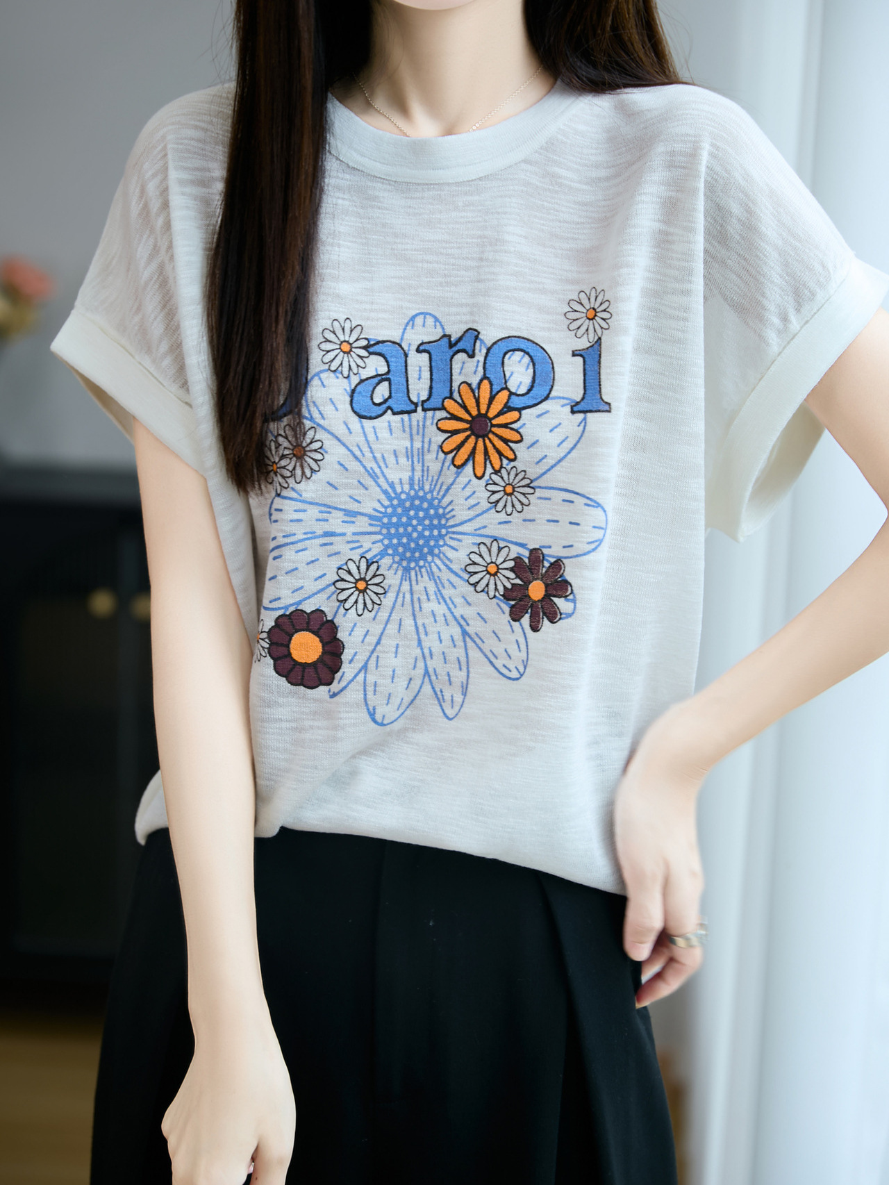 Áo thun nữ cổ tròn tay ngắn họa tiết hoa cúc jacquard dáng rộng — trắng