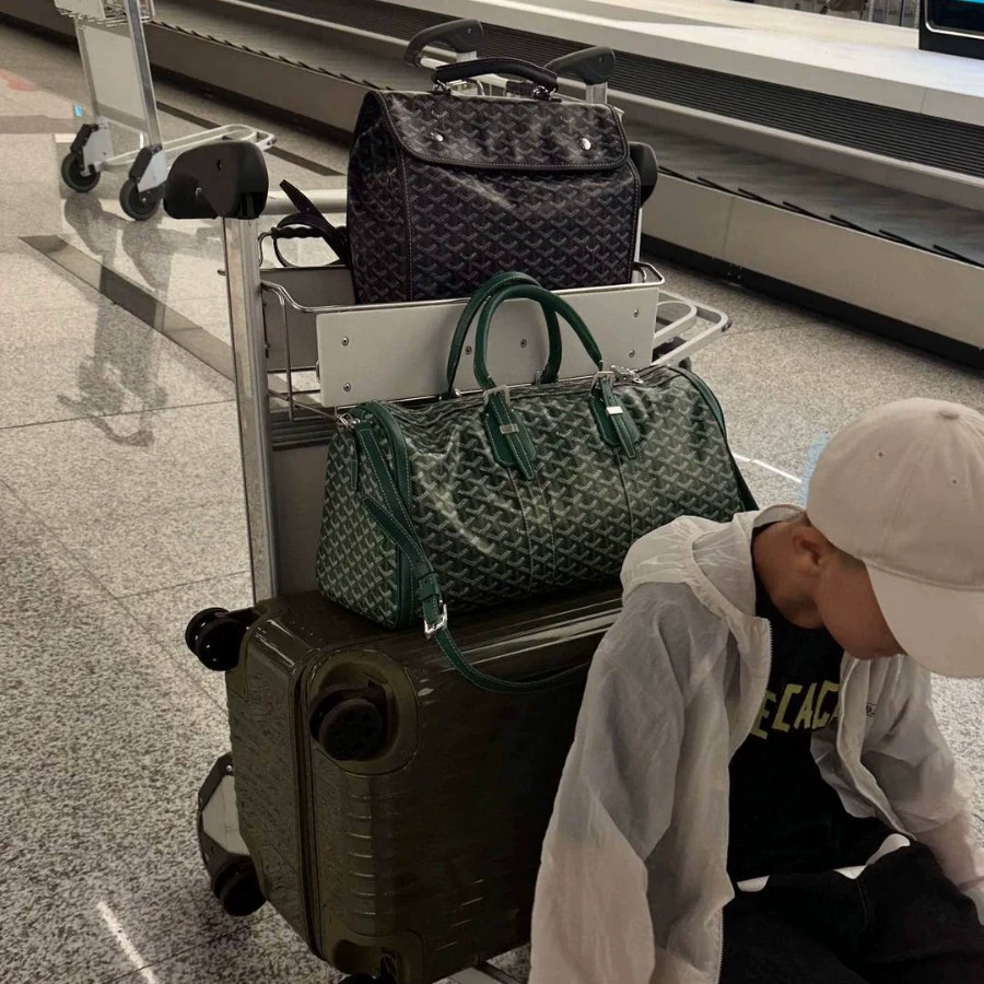 Dog Teeth Large Capacity Fitness Bag Travel Bag Airport Bag Airport Crossbody Bag Luggage Bag Little Red Riding Book Shake Tone Same