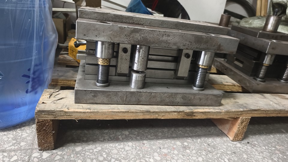 201不锈钢配件连续模具 冲压模具冲床模具冲孔冲连续冲压模具