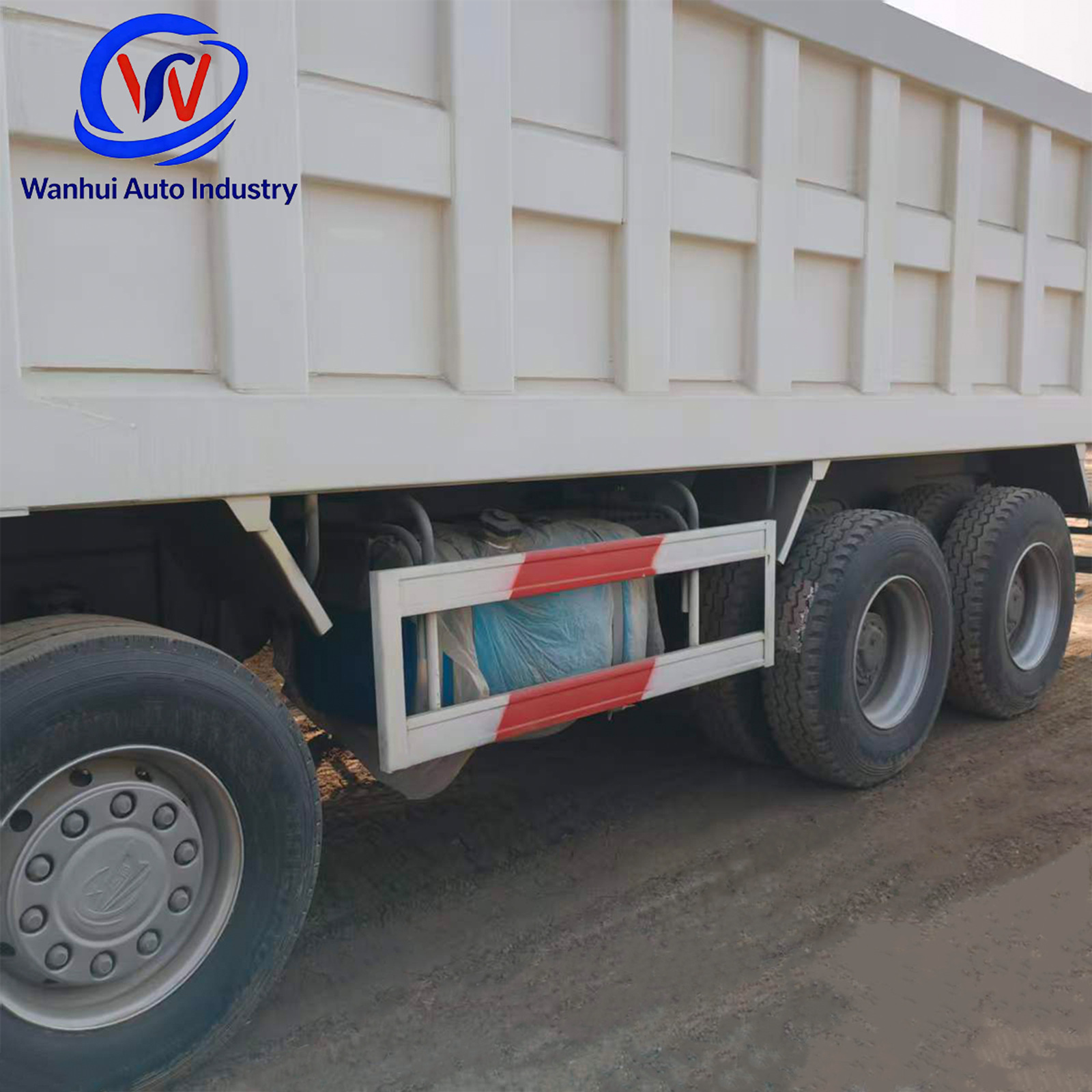 Sinotruk Howo 6×4 front-four-wheel-rear-eight-wheel dump truck for transporting soil, gravel, and sand