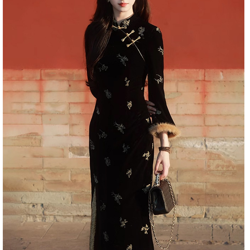 Yumo' New Chinese-Style Velvet Improved Cheongsam for Women 2025 Autumn New Embroidered Floral Waist-Cinching Long-Sleeve Dress