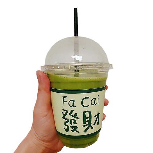 Plastic coffee cup in the style of Instagram influencer, trendy milk tea cup, disposable with lid, cold drink takeout cup, transparent for carrying out