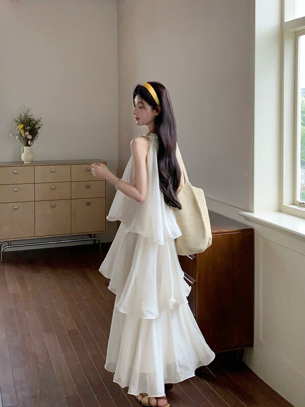 2026 Summer New Arrival: Super Beautiful and Elegant Cake Dress with French Style, Perfect for Vacation, Halter Neck Women's Dress