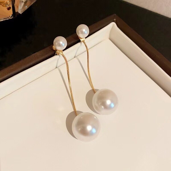 Elegant universal earrings with tassels from pearl