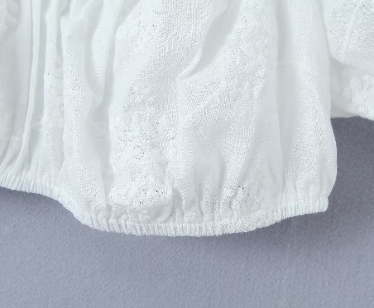 Completo estivo 2025 composto da top e gonna in pizzo francese, ideale per donne sofisticate._voghion.com