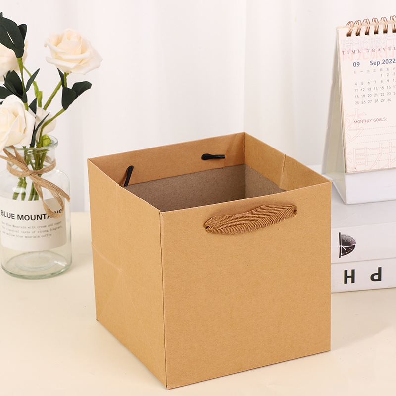 Nueva bolsa de embalaje de regalo cuadrado Bolso de papel Kraft en stock creativo de fondo ancho para hornear fábrica al por mayor bolsa de papel