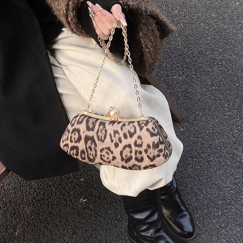 Bolso de hombro europeo y americano, bolso de mano para la cena, 2024 nuevo patrón de leopardo de moda, bolso de mujer de cadena popular.