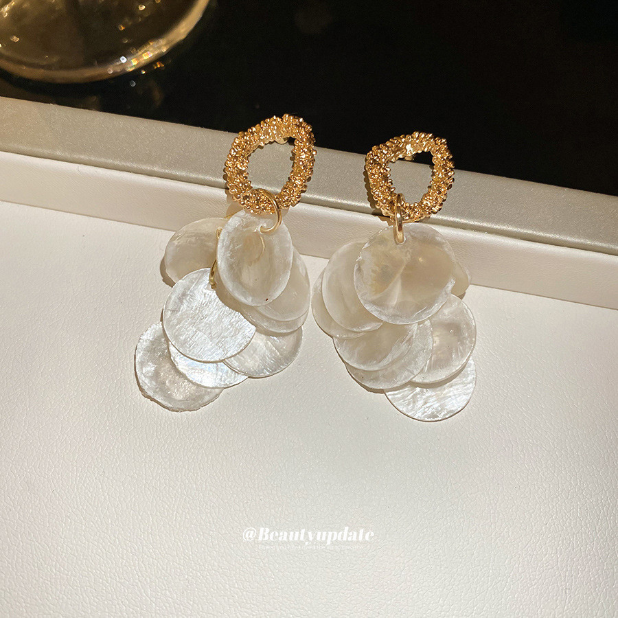 Pendientes de borla de concha redonda con aguja de plata Pendientes de temperamento exquisito francés Pendientes de moda elegante para mujer, lujo ligero, sentido de alta gama