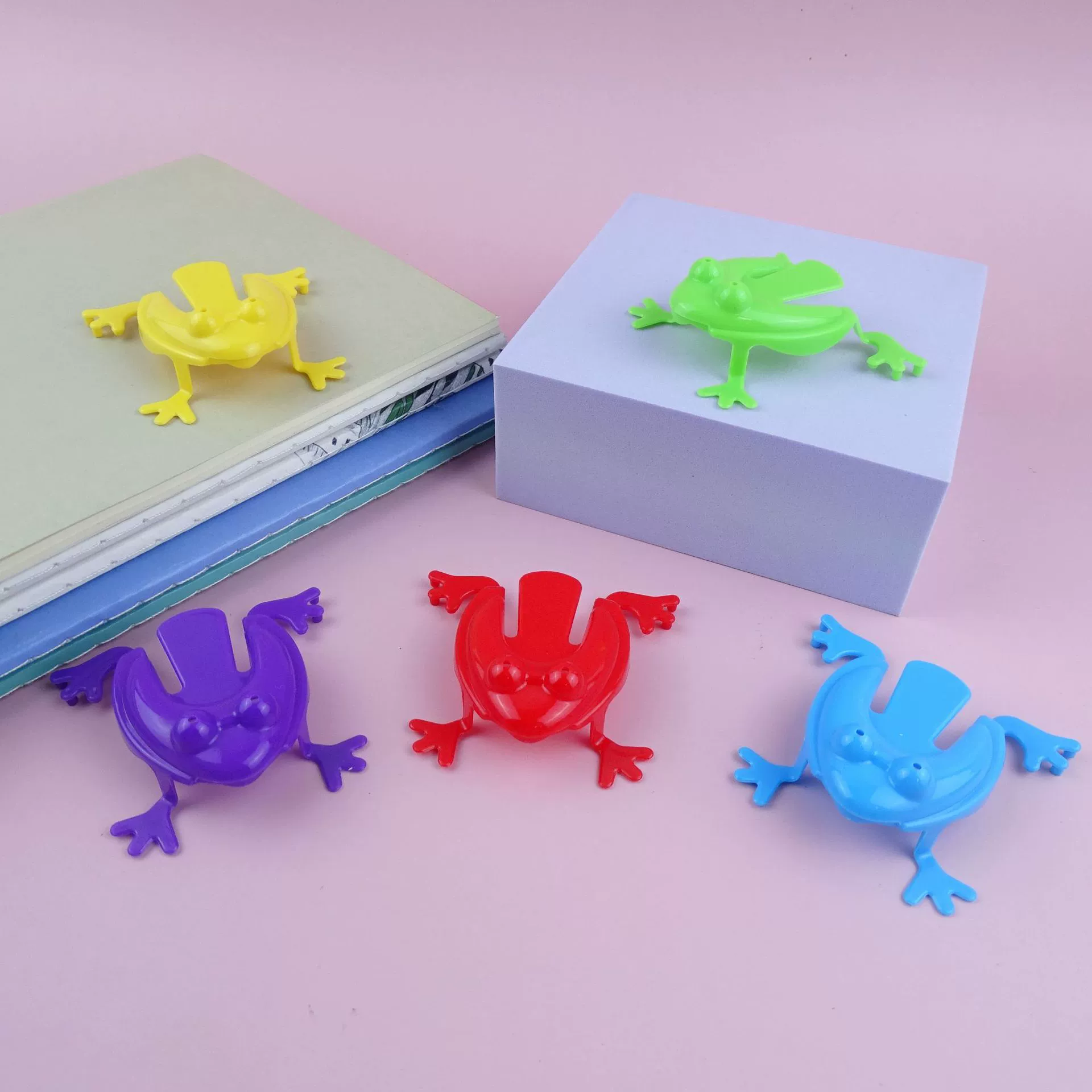 Детская маленькая игрушка ностальгический классический пресс Мини прыгающая лягушка Забавный маленький подарок Конфеты Фабрика игрушек Прямые поставки