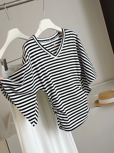 Contrasting stripe v-neck short-sleeved t-shirt women's summer design all-matching loose waist, slimming, trumpet sleeves, chic top