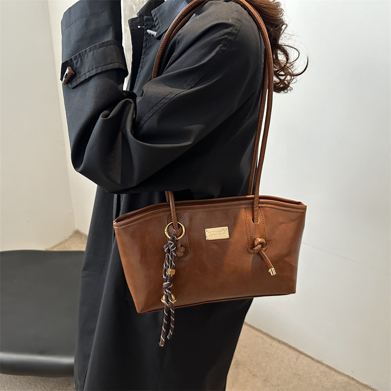 Alta sensación de viaje retro bolsas de gran capacidad para mujeres 2024 nuevo otoño invierno versátil bolsas de hombro de brazo bolsas especiales