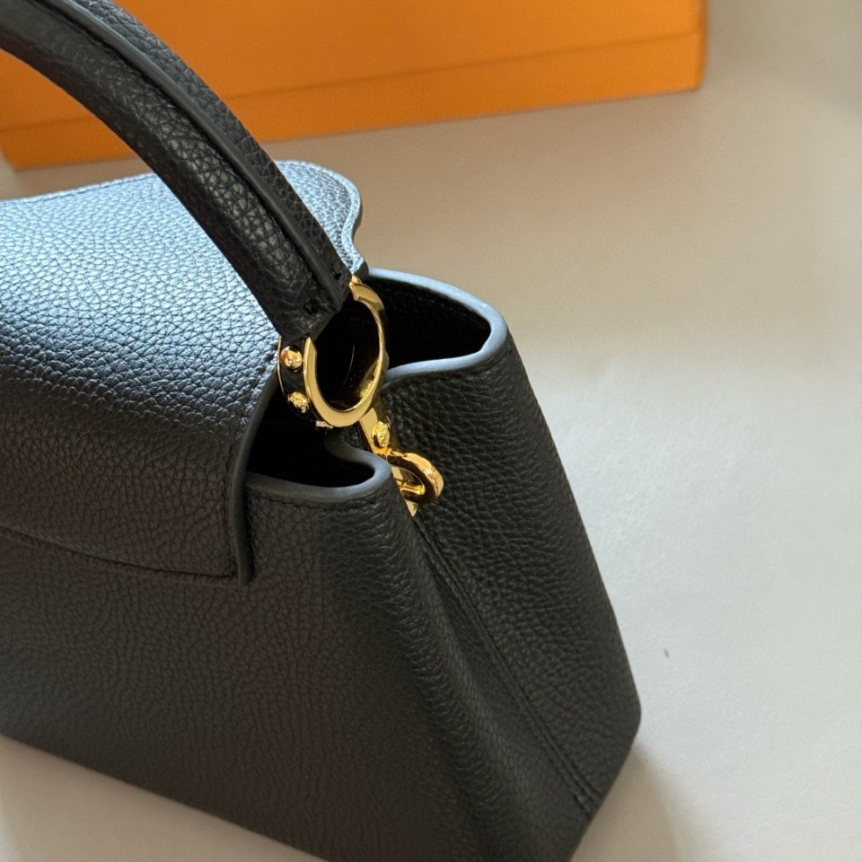 Nuevo modelo de bolso LV Capucines, hecho de cuero Taurillon de grano completo, se puede usar como bolso de mano o bandolera.