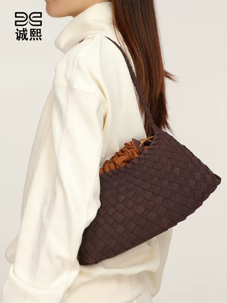 New autumn and winter collection: textured woven women’s handbag, a stylish and sophisticated shoulder bag, a chic tote bag, and a versatile mother-and-daughter bag
