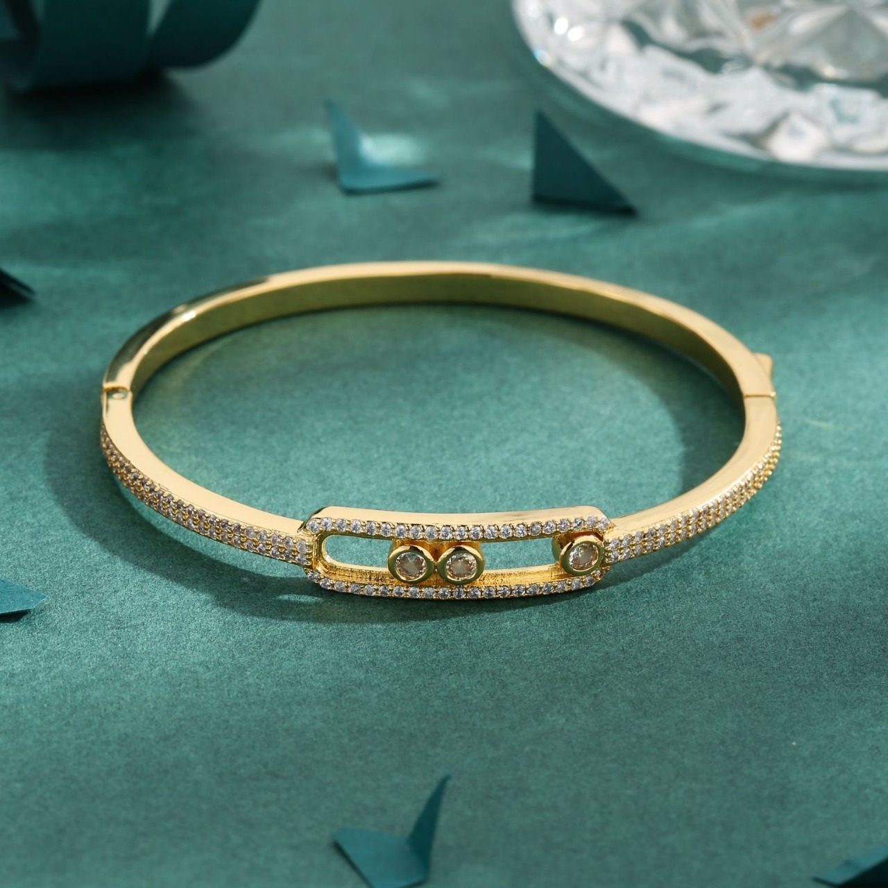 Fashionable European and American Light Luxury High-End Hollow Button Bracelet for Women, Simple Style, Live Broadcast Wholesale Supply