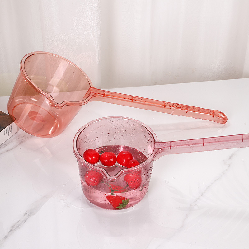 Cucharón de agua de cristal transparente con mango largo PET grueso, para lavar verduras y regar, diseño simple de color sólido.