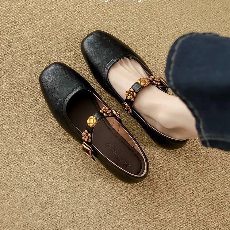 Zapatos franceses de Mary Zhen 2025 otoño nuevos zapatos de hebilla simple cabeza redonda poco profunda pequeña fragancia zapatos de cuero retrógrados
