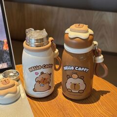 カピバラファミリーシリーズのキュートで見栄えの良い魔法瓶カップ、丈夫な持ち運び用ストラップ付き、直飲みカップ