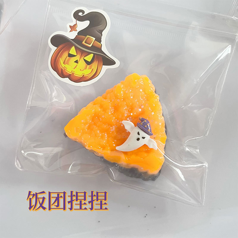 ハロウィーンの猫の爪はゆっくりとしています。|undefined
