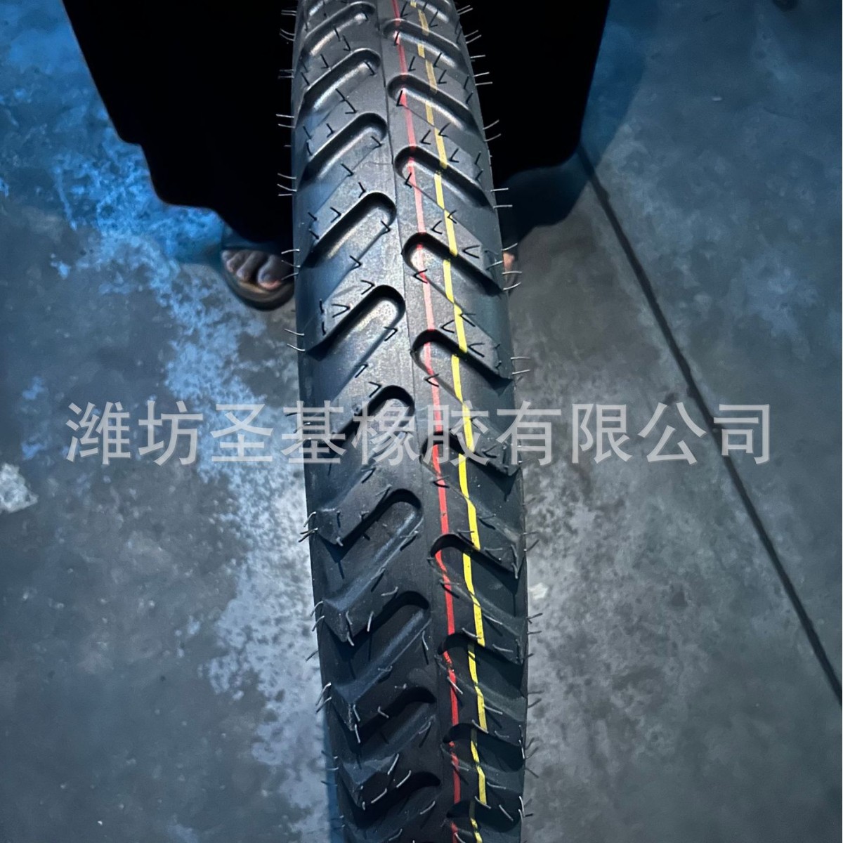工厂批发销售摩托车胎真空胎375-19