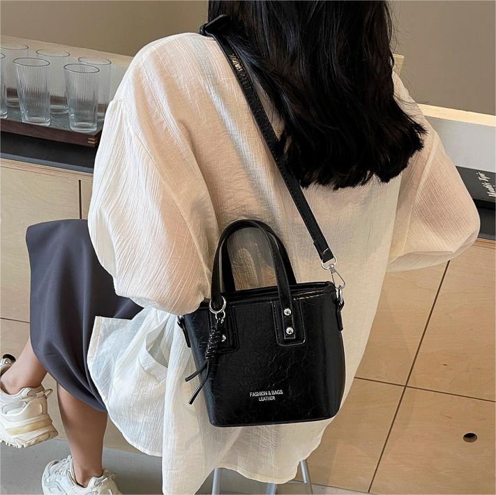 Bolsa de balde plegable de moda extranjera 2024 nueva bolsa de mujer simple bolsa de hombro universal nicho alta sensación de mochila