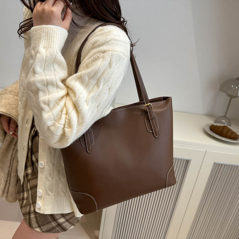 Alta sensación de gran capacidad bolso de mano 2024 otoño y invierno nuevo estilo versátil bolso de hombro de viaje al trabajo bolso especial