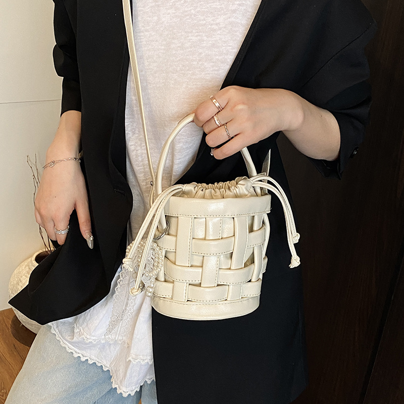 Bolso de mano tejido de nicho para mujer 2025 nuevo bolso de mensajero de moda simple y versátil bolso de verano bolso de cubo