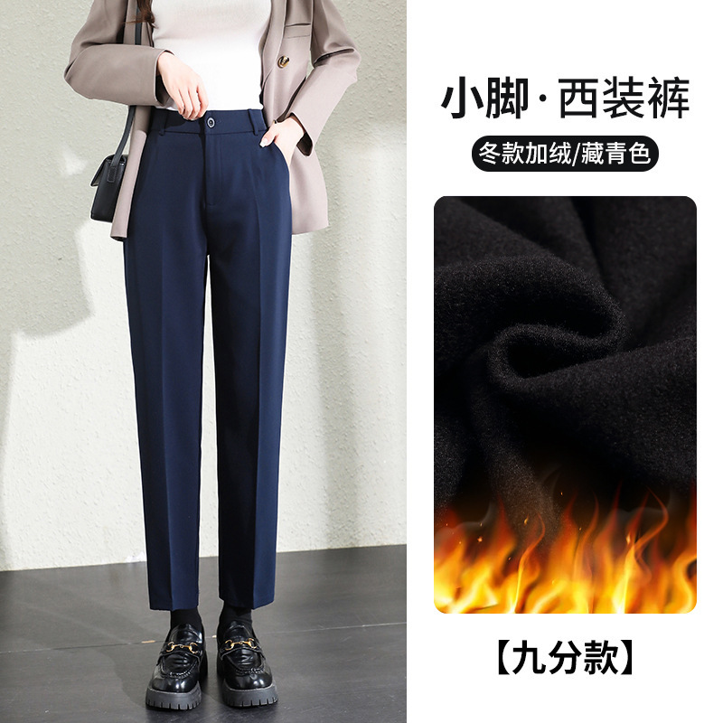 黒いスーツのズボンの女性のペンダント感があります。|undefined