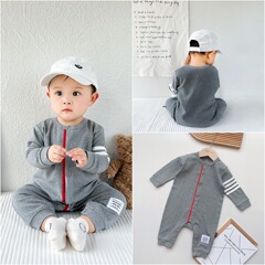 嬰幼兒連體衣2024春季新款灰色四道槓連體衣男女寶寶帥氣外出爬服