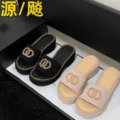 2025 新しいスタイルの小さな香りスタイル中空織りフラットソールスリッパアウターウェア高さチェーンビーチスリッパ女性の夏