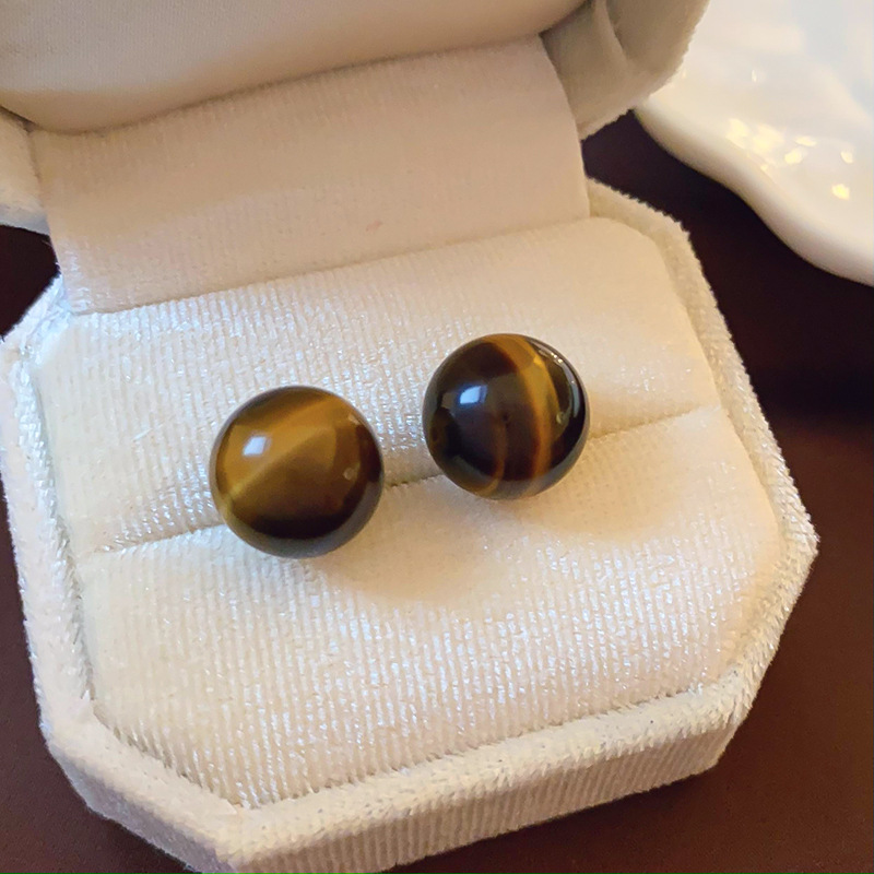 Pendientes de ojo de tigre artificial de color café Maillard con aguja de plata Pendientes simples y de moda de todo fósforo Pendientes ligeros de lujo de alta gama