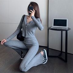 秋のスーツの女性2024の新型の短い長袖の上着の女性の腰の小さいラッパのズボンの気質のメリヤスの2つのセット