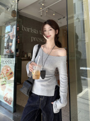 グレーの長袖の斜め肩のニットの底のシャツの女性の早秋のデザイン感の肩のセーターのchiの甘いギャルの短い上着