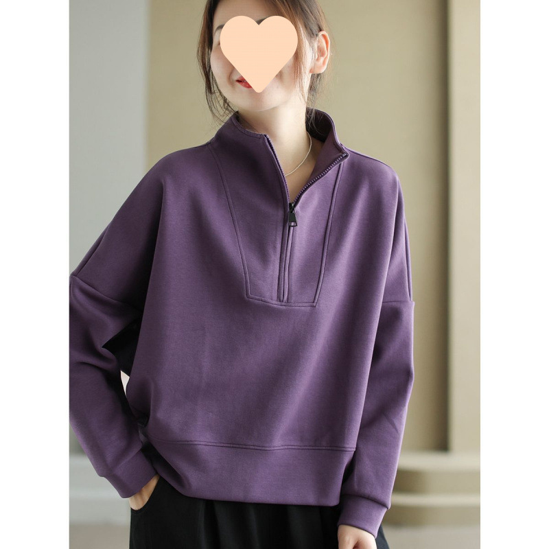 襟を立ててファスナーをします。女性の春と秋の雰囲気は長袖の頭をかぶせてカジュアルな上着を着ます。|undefined