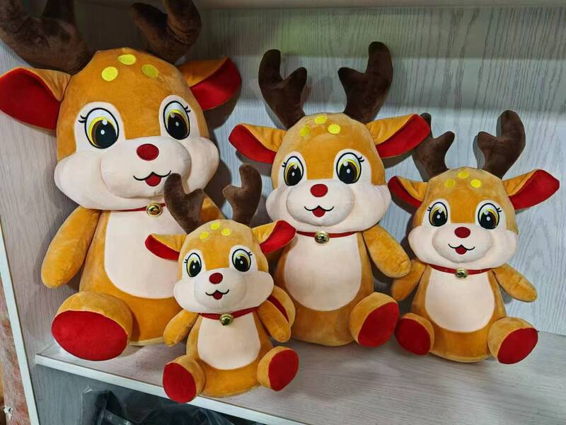 冬の新型クリスマスシリーズの雪だるまのぬいぐるみのヘラジカの漫画の人形のクリスマスツリーの置物|undefined