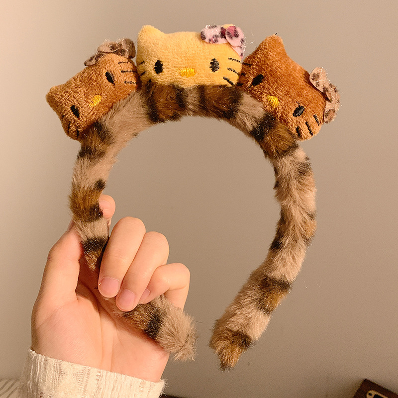 Gato kt con estampado de leopardo