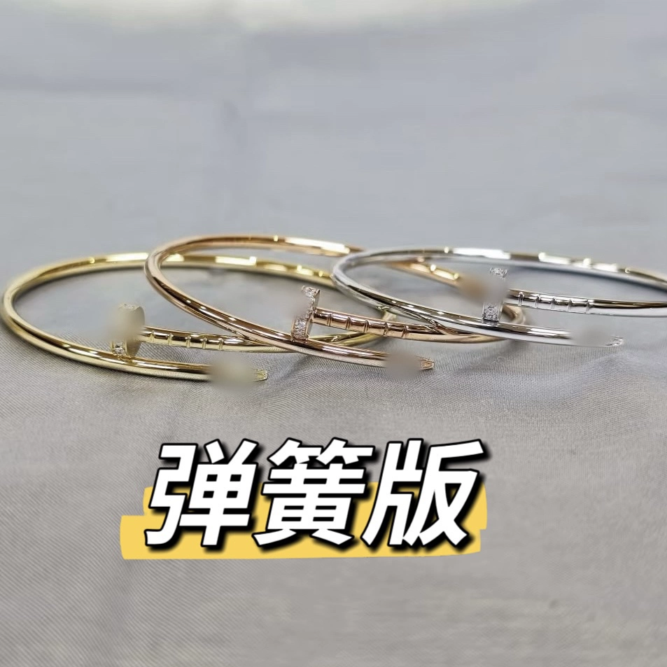 Класс bracelets? Похоже: "Classic golden fashionable bracelet for beloved, 18 carat, pink gold, light luxury style"