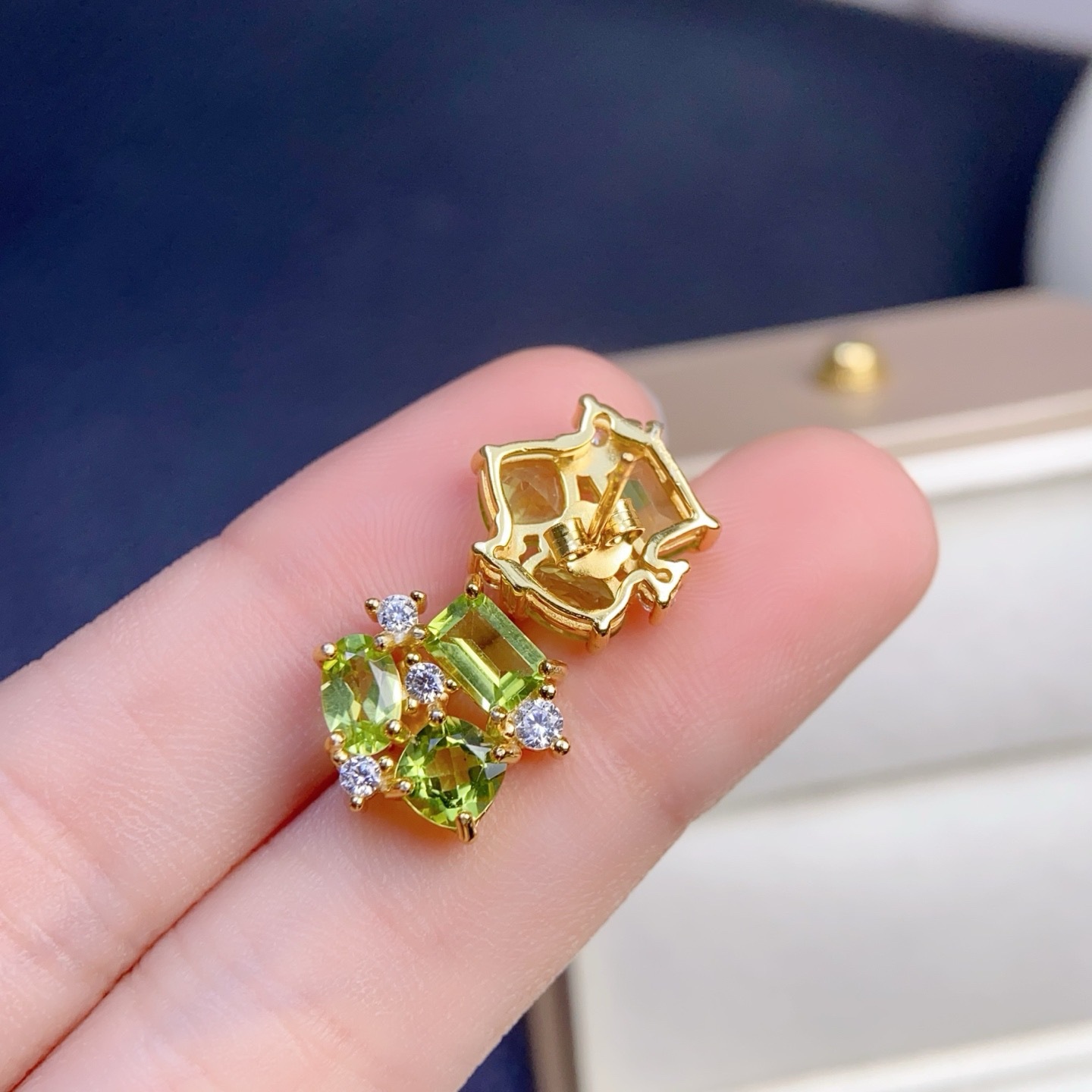 Natural peridot earrings, 925 silver plated, main stone size 4*6, 5mm. Natural, supports testing!