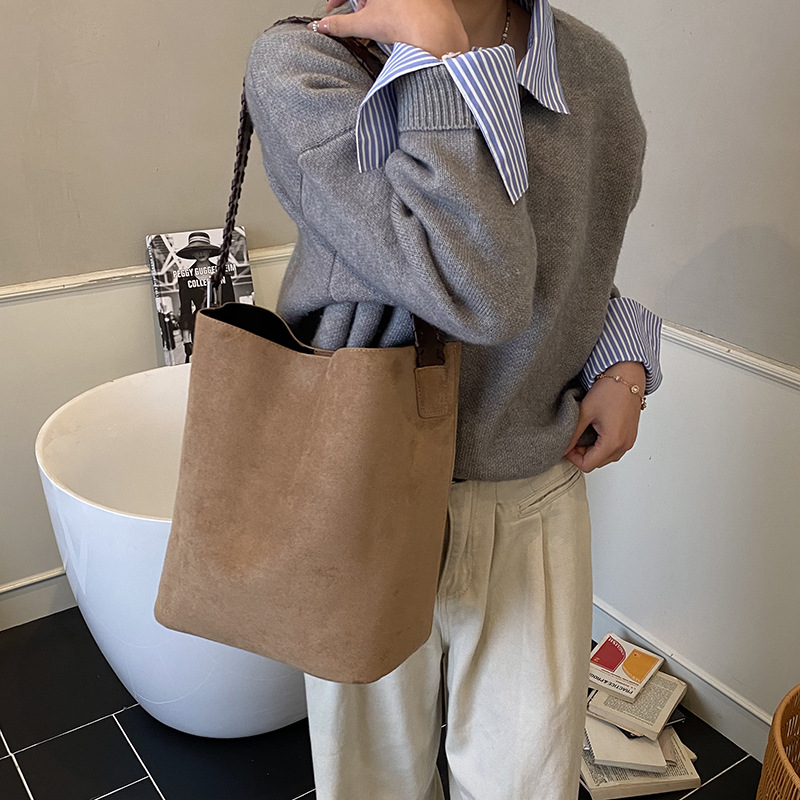 Bolsa de cubo de viaje de moda coreana para mujeres 2025, invierno nuevo temperamento, bolsas de brazo, bolsas de hombro de gran capacidad.