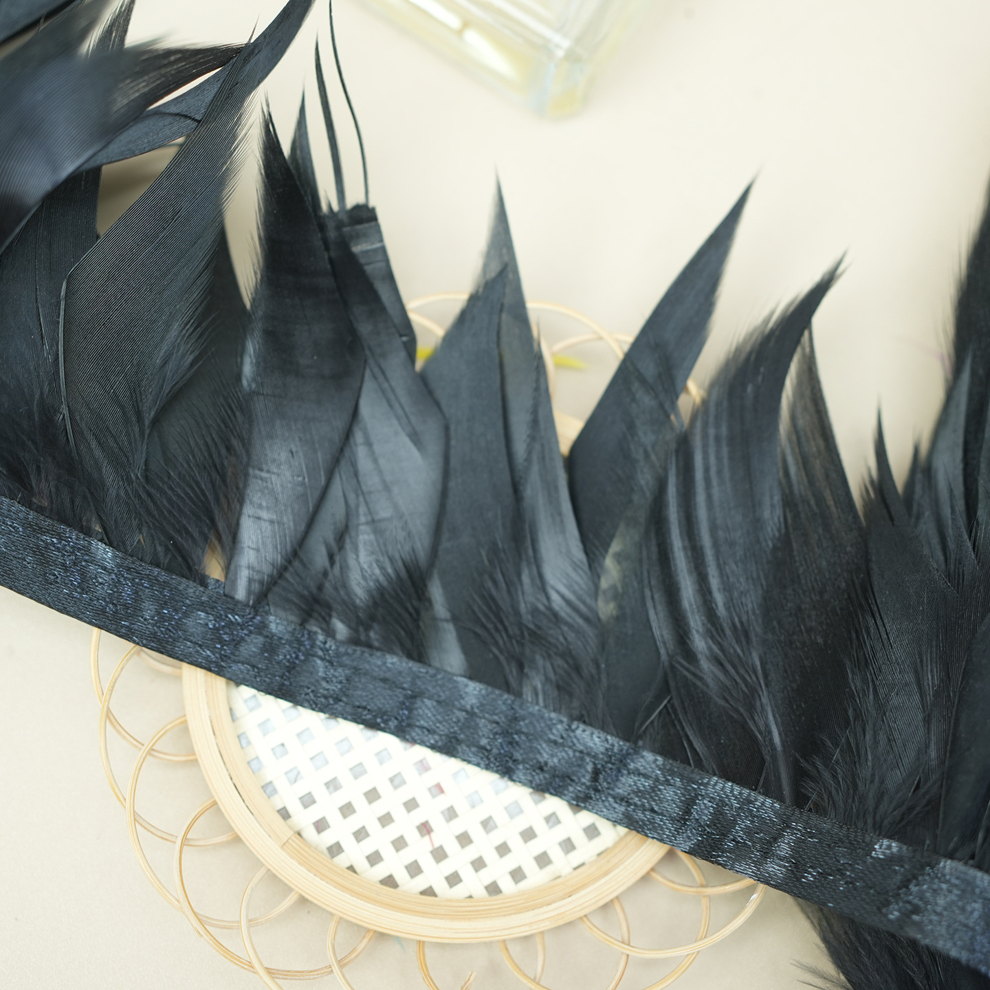 Plumas negras al por mayor DIY accesorios de decoración de ropa accesorios escenas de diseño de fábrica de plumas tienda directa