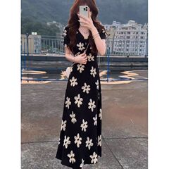 法式绝美巨好看的掐腰黑色印花V领连衣裙夏女2025新款赫本风长裙