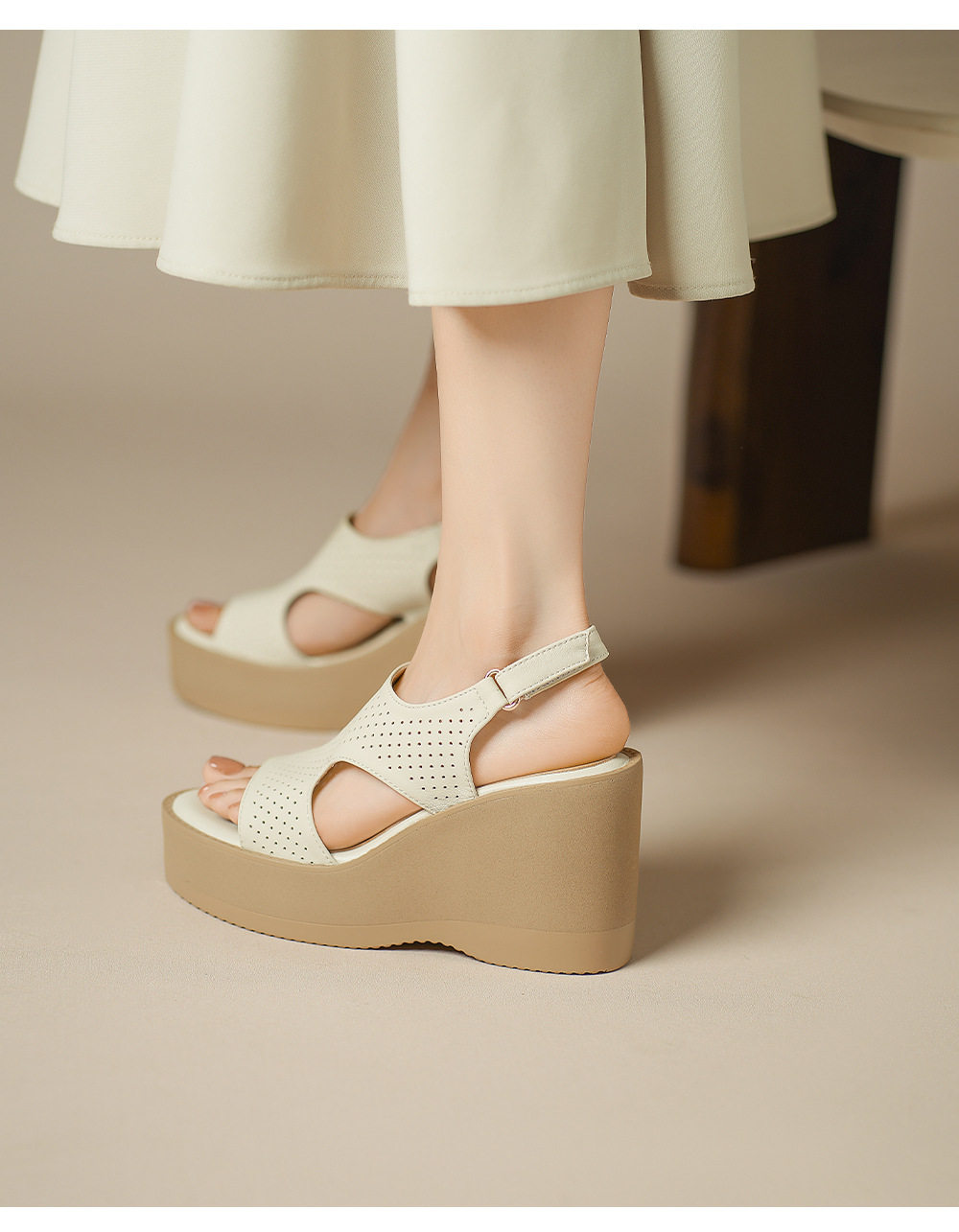 Sandal cao gót nữ hở mũi đế xuồng da cừu đục lỗ — màu trắng ngà chi tiết 6